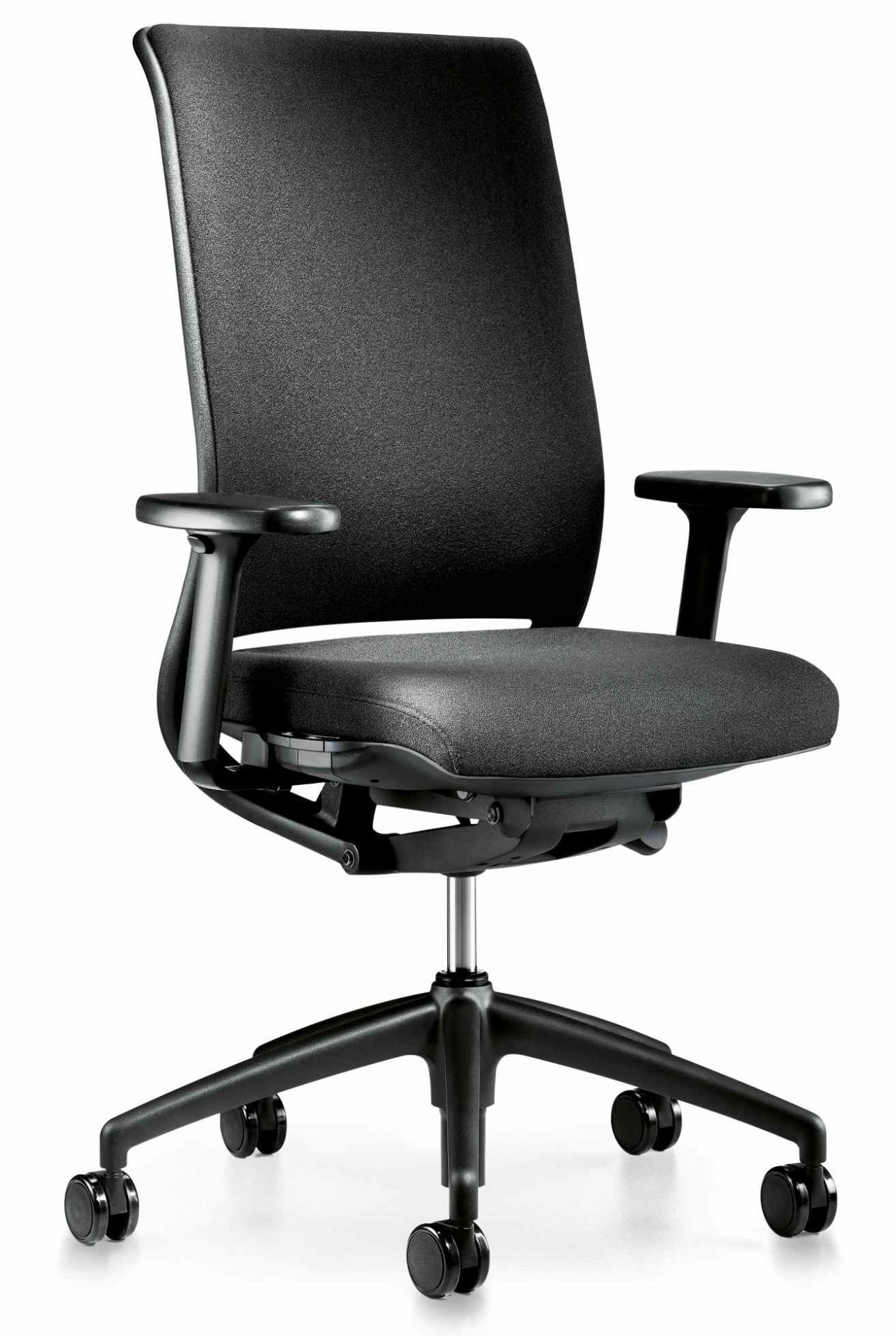 Schwarzer Interstuhl Hero Bürostuhl mit mittelhoher Rückenlehne, Polsterung und Armlehnen auf Rollen. Ergonomischer Drehstuhl.